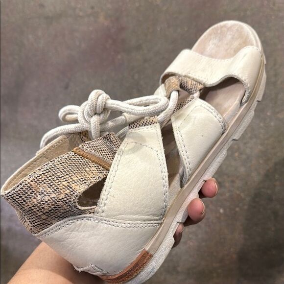 Sorel White and Tan Sandals - Picture 7 of 7